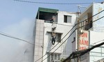 Cảnh sát PCCC cùng người dân nhanh chóng cứu người mắc kẹt, dập tắt vụ cháy nhà trên đường Ngô Tất Tố