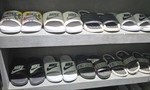 Bị khởi tố tội 'xâm phạm quyền sở hữu công nghiệp' vì bán giày, dép giả mạo nhãn hiệu Nike, Adidas