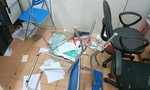 Nam thanh niên đến khám bệnh, bất ngờ la hét, đập phá ‘tưng bừng’ tại trung tâm y tế