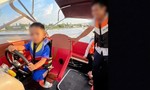 Xử phạt người cha để con 4 tuổi điều khiển ca-nô trên sông