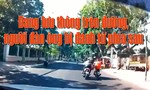 Clip người đàn ông đang lưu thông trên đường bất ngờ bị đánh từ phía sau