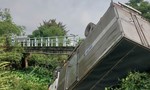 Xe tải lao xuống kênh sau khi va chạm vào thành cầu, tài xế bị thương nặng
