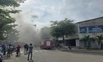 Cháy lớn tại kho chứa xe điện du lịch ở Quy Nhơn, cột khói đen bốc cao trăm mét
