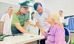 Công an Hà Nội: Phát thuốc cho người dân thuộc diện chính sách và đồng bào dân tộc thiểu số