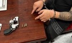 Tạm giữ hình sự 2 thanh niên mang súng đi... uống cà phê