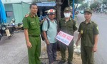 TPHCM: Người đàn ông treo biển "mua rượu ngoại" lên cây xanh bị phạt 1,5 triệu đồng