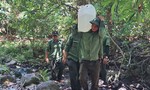 Gùi nước giữ rừng giữa mùa khô hạn