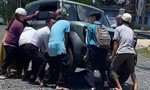 Nhiều người hợp sức nâng ôtô 4 chỗ cứu nữ sinh mắc kẹt dưới gầm sau tai nạn