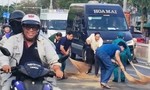 Lãnh đạo phường cùng dân quân xử lý dầu loang trên đường giúp người dân lưu thông an toàn