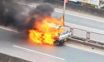 Clip ô tô cháy ngùn ngụt trên đường Vành đai 3 ở Hà Nội