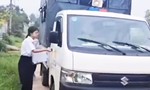 Video: Công an phường chở nữ sinh về nhà lấy giấy báo thi để kịp dự thi