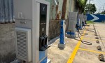 TPHCM: Công an 'truy nóng' bắt nhóm nghiện rượu trộm tài sản tại trạm sạc xe điện