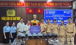 Nhà tài trợ cùng CSGT tặng 2.000 mũ bảo hiểm cho người dân tại Đà Nẵng
