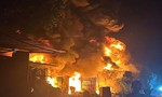 Cháy lớn tại kho phế liệu trong cụm công nghiệp, Cảnh sát PCCC xuyên đêm dập lửa