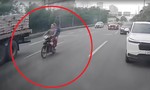 Video: Hai người đi xe máy không đội mũ bảo hiểm lao vào đuôi xe tải trên cao tốc
