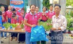 Người dân phường An Hội Tây mang rác đổi lấy cây xanh về nhà trồng