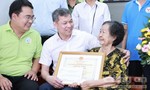 Thiếu tướng Tạ Văn Đẹp, Phó Giám đốc Công an TPHCM thăm, chúc thọ các cụ cao niên tiêu biểu