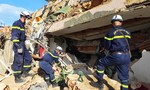 Hình ảnh Đội cứu hộ Bộ Công an tìm kiếm nạn nhân tại tòa chung cư đổ sập ở Venezuela