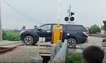 Video: Nữ tài xế định lái xe bán tải vượt gác chắn khi tàu hoả sắp lao qua