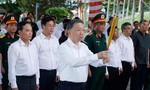 Tổng Bí thư, Chủ tịch nước Tô Lâm dâng hương các Anh hùng liệt sĩ tại Công viên Lê Thị Riêng