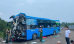 Xe khách lao vào đuôi xe tải trên cao tốc, tài xế tử vong, 5 người bị thương