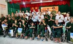 Chủ tịch Quốc hội Trần Thanh Mẫn dâng hương các Anh hùng liệt sĩ, tặng quà tri ân người có công tại TPHCM