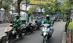 Xe ôm công nghệ "pha-ke” vây kín lối vào sân bay Tân  Sơn Nhất