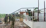 Dông lốc khiến hàng chục căn nhà sập, tốc mái, 1 sản phụ bị thương phải đi cấp cứu