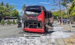 Video: Ôtô khách chở gần 40 người bốc cháy dữ dội trên đường ven biển Nha Trang