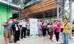 TPHCM: Người dân đi xe buýt miễn phí bất ngờ khi trúng thưởng quà