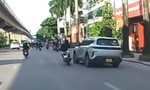 Video: Ôtô và xe máy liên tục 'tạt đầu' nhau trên đường phố Hà Nội gây xôn xao