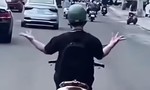 Video: Người buông hai tay 'múa quạt' khi điều khiển xe máy có bệnh án tâm thần