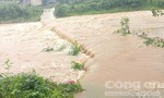 Cầu tràn Đắk Ák tiếp tục ngập sâu chia cắt 2 thôn, di dời người dân khỏi khu vực sạt lở