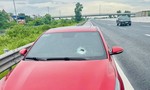 Video: Hòn đá to bằng nắm tay từ cầu vượt rơi xuyên kính ôtô lưu thông trên cao tốc