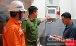 TPHCM: Cảnh sát PCCC và nhân viên điện lực kiểm tra và sửa chữa điện cho các nhà trọ, cơ sở lưu trú