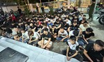 Đi "bão" thiếu văn minh, gây mất trật tự, nhóm thanh, thiếu niên được cho đi dọn dẹp vệ sinh