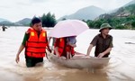 Video: Công an xã lội nước đưa cháu bé 2 tuổi sốt cao đi bệnh viện cấp cứu
