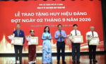 TPHCM: Hơn 24.000 đảng viên nhận Huy hiệu Đảng dịp Quốc khánh 2-9