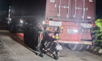 Xe máy tông đuôi xe đầu kéo khiến một người tử vong