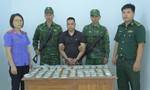 Video: Bắt đối tượng vận chuyển gần 400 tờ 100 USD nghi tiền giả vào Việt Nam