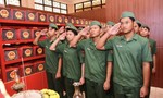 Học viên Trường Thiếu sinh quân miền Nam tưởng niệm các anh hùng liệt sĩ tại Công viên Lê Thị Riêng