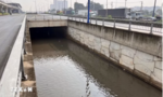Nước ngập sâu tại hầm chui trước Bến xe Miền Đông mới sau cơn mưa lớn
