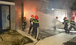 Cháy nhà dân tại Quảng Ngãi lúc rạng sáng, 2 ô tô bị thiêu rụi