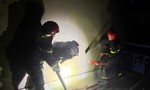 Cảnh sát PCCC phá tường cứu 5 người trong căn nhà cháy lúc rạng sáng ở TPHCM
