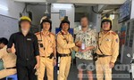 TPHCM: Du khách nước ngoài nhặt được điện thoại, nhờ CSGT trao trả cho người đánh rơi