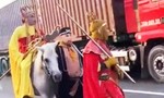 Video: Công an làm việc với nhóm “thầy trò Đường Tăng” cưỡi ngựa, đi bộ trong làn đường xe ôtô