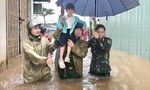 Hơn 50 cán bộ, chiến sĩ Công an hỗ trợ người dân vùng ngập lụt