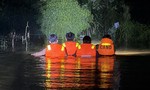 Công an vượt dòng nước xiết trong đêm giải cứu 3 người dân bị cô lập