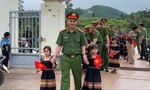 Lễ khai giảng ở xã vùng cao: Công an tiếp sức học sinh Xơ Đăng đến trường