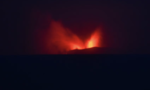 Indonesia: Núi lửa Anak Krakatau phun trào khiến 8 sân bay tạm ngưng hoạt động